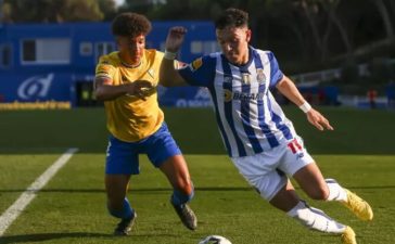Pepê, jogador do FC Porto, enfrenta a oposição de um jogador do Estoril