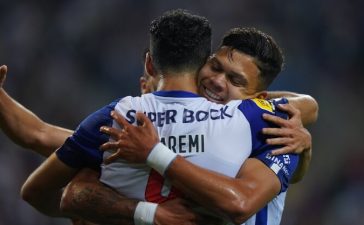 Mehdi Taremi abraça Evanilson após golo no FC Porto-Chaves