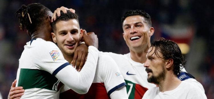 Jogadores da Seleção Nacional celebram golo de Portugal contra a República Checa