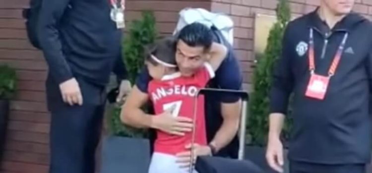 Ronaldo abraçado a criança antes do Sheriff-Manchester United