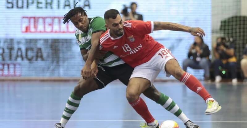 Jogadores de Sporting e Benfica em disputa de bola na Supertaça