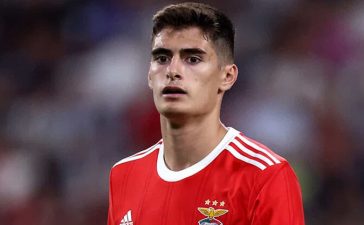 António Silva, central de 18 anos do Benfica