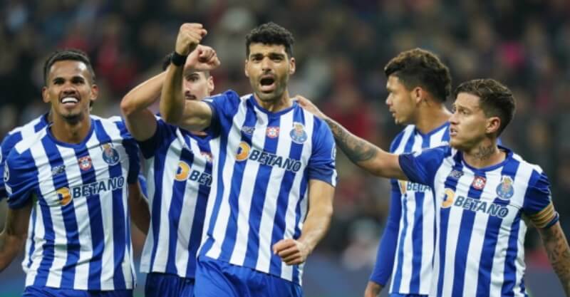 Jogadores do FC Porto festejam golo ao Bayer Leverkusen
