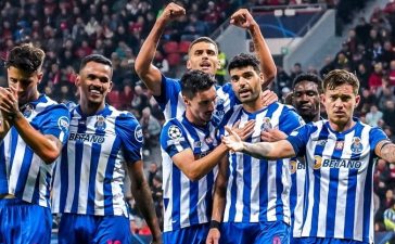 Jogadores do FC Porto celebram triunfo em Leverkusen na Liga dos Campeões