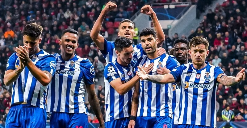 Jogadores do FC Porto celebram triunfo em Leverkusen na Liga dos Campeões