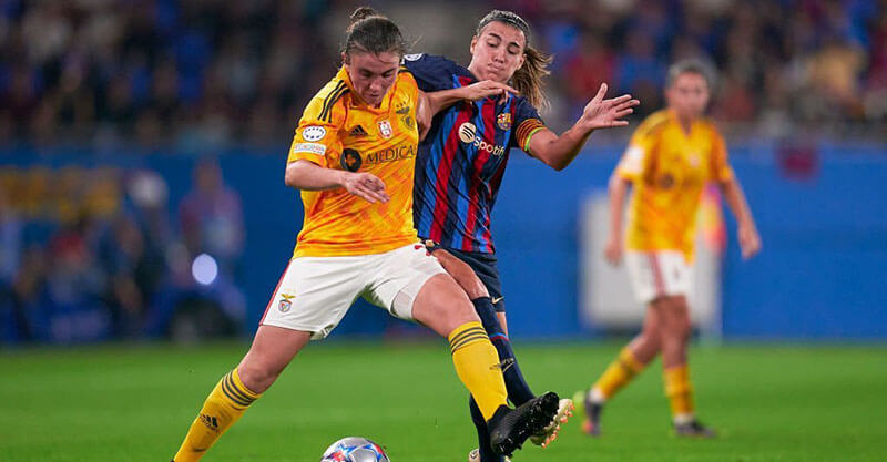 Disputa de bola entre equipas femininas do Barcelona e do Benfica