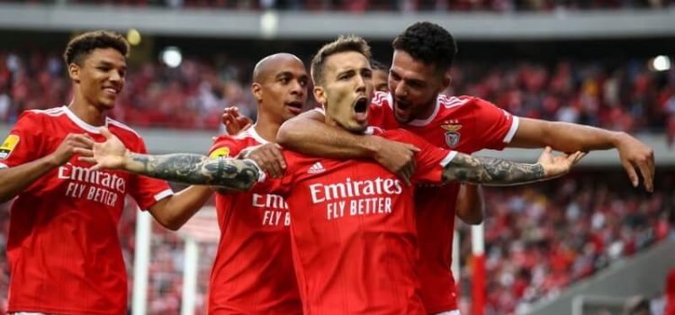 Jogadores do Benfica celebram golo de Alex Grimaldo contra o Chaves