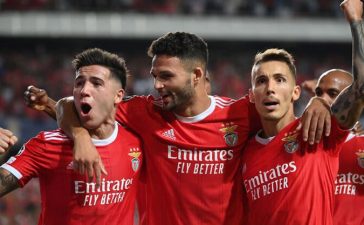 Enzo Fernández, Gonçalo Ramos e Grimaldo festejam golo do Benfica ao PSG