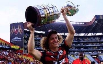 David Luiz com a Taça Libertadores 2022