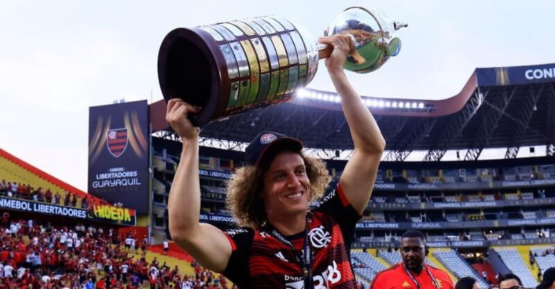 David Luiz com a Taça Libertadores 2022