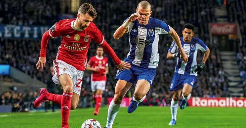 Pepe e Rafa em disputa de bola no duelo entre FC Porto e Benfica