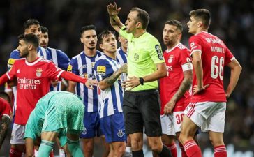 Árbitro João Pinheiro rodeado de jogadores de FC Porto e Benfica