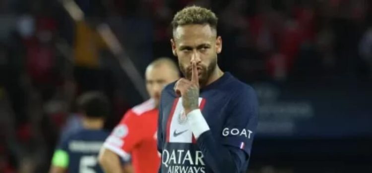 Momento em que Neymar mandou calar os adeptos do Benfica no jogo com o PSG
