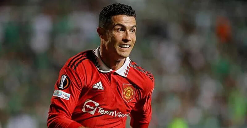 Cristiano Ronaldo esforça-se num jogo do Manchester United