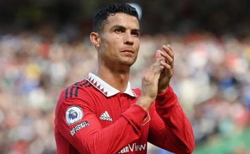 Cristiano Ronaldo aplaude adeptos do Manchester United
