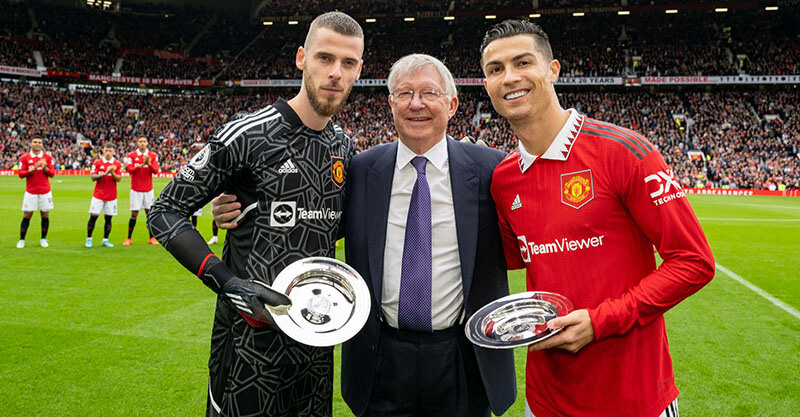 Cristiano Ronaldo e David De Gea recebem prémio das mãos de Alex Ferguson