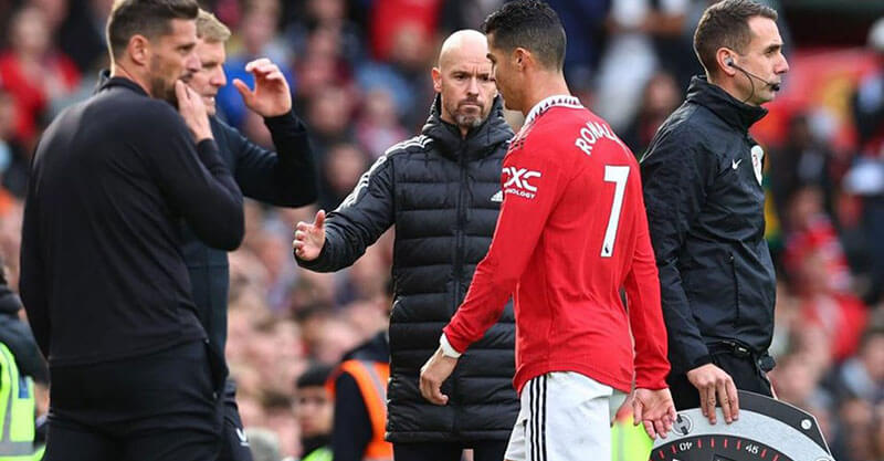Cristiano Ronaldo chateado após ser substituído no Manchester United-Newcastle