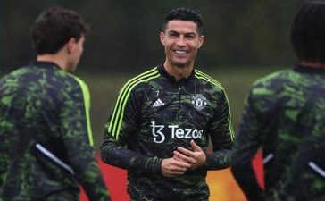 Cristiano Ronaldo na brincadeira com os colegas no treino do Manchester United