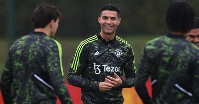 Cristiano Ronaldo na brincadeira com os colegas no treino do Manchester United