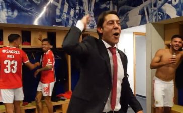 Rui Costa festeja vitória do Benfica sobre o FC Porto no balneário do Dragão