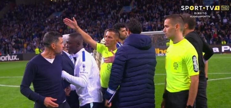 Momento em que Sérgio COnceição recebe ordem de expulsão no clássico entre FC Porto e Benfica