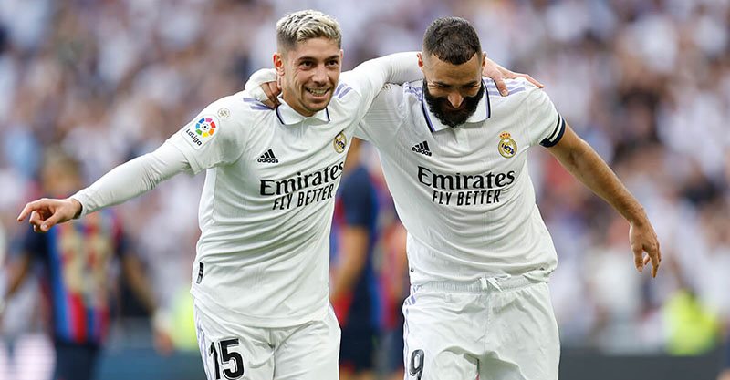 Federico Valverde e Karim Benzema marcam no clássico entre Real Madrid e Barcelona