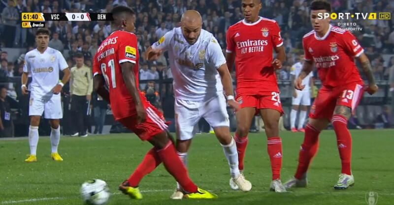 Lance da grande penalidade que ficou por marcar entre Florentino Luís e André André no V. Guimarães-Benfica