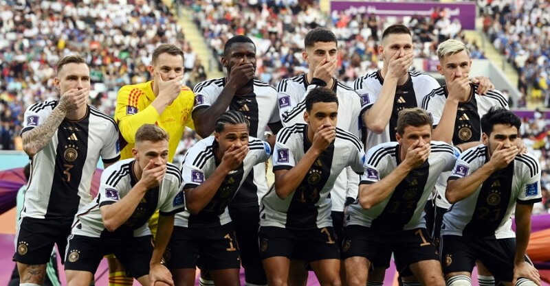 Jogadores da Alemanha em protesto contra a FIFA, tapando a boca