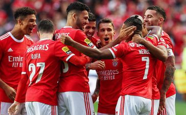 Jogadores do Benfica celebram vitória sobre o Chaves
