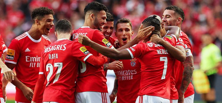 Jogadores do Benfica celebram vitória sobre o Chaves