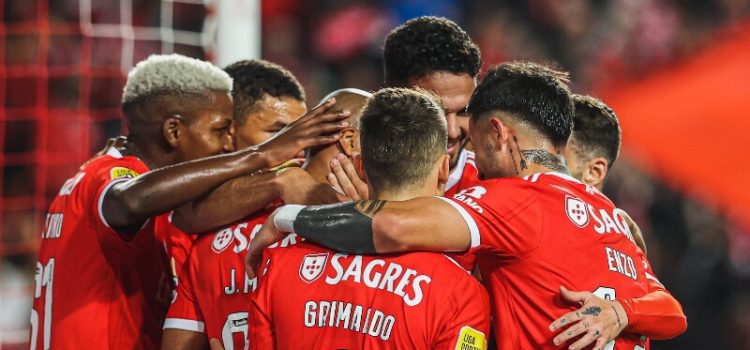 Jogadores do Benfica celebram vitória sobre o Gil Vicente na Luz