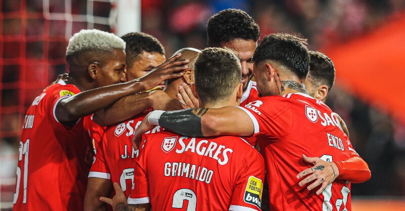Jogadores do Benfica celebram vitória sobre o Gil Vicente na Luz