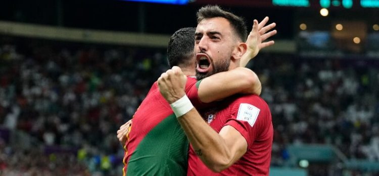 Bruno Fernandes e Cristiano Ronaldo festejam um golo no Portugal-Uruguai no Mundial 2022