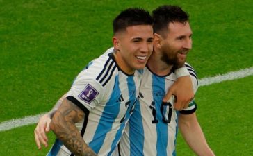 Enzo Fernández e Lionel Messi celebram golos no Argentina-México, a contar para o Mundial 2022