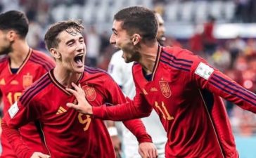 Jogadores espanhóis celebram goleada à Costa Rica no Mundial 2022