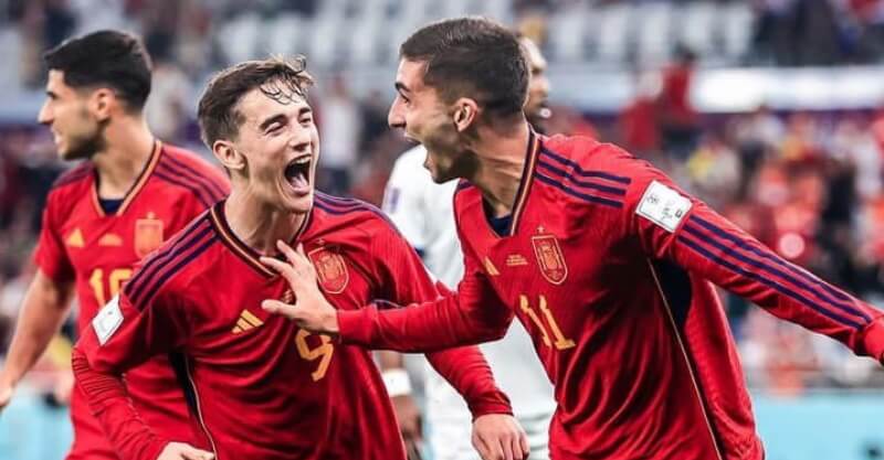 Jogadores espanhóis celebram goleada à Costa Rica no Mundial 2022