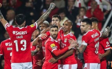 Jogadores do Benfica celebram o golo apontado ao Estoril na Amoreira