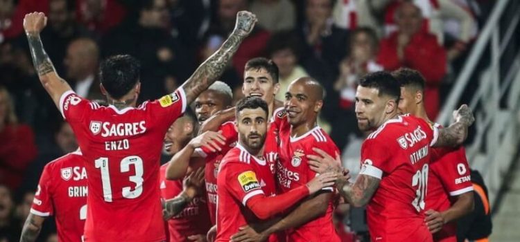 Jogadores do Benfica celebram o golo apontado ao Estoril na Amoreira