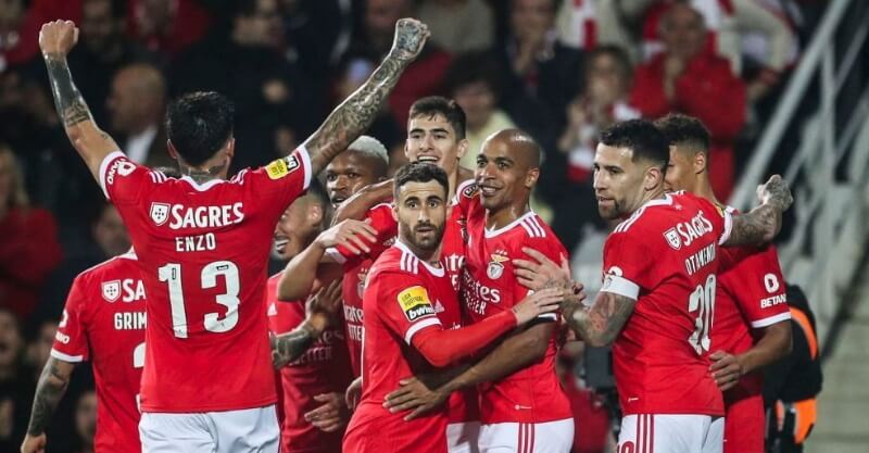 Jogadores do Benfica celebram o golo apontado ao Estoril na Amoreira
