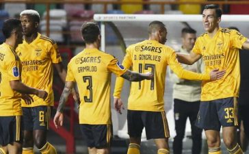 Jogadores do Benfica celebram golo de Petar Musa no jogo com o Estrela da Amadora