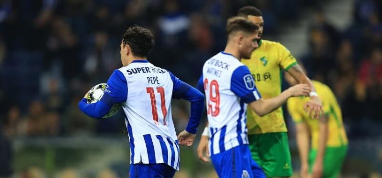 Jogadores do FC Porto no empate com o Mafra na Taça da Liga