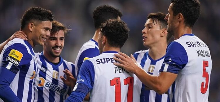 Jogadores do FC Porto celebram golo apontado ao P. Ferreira