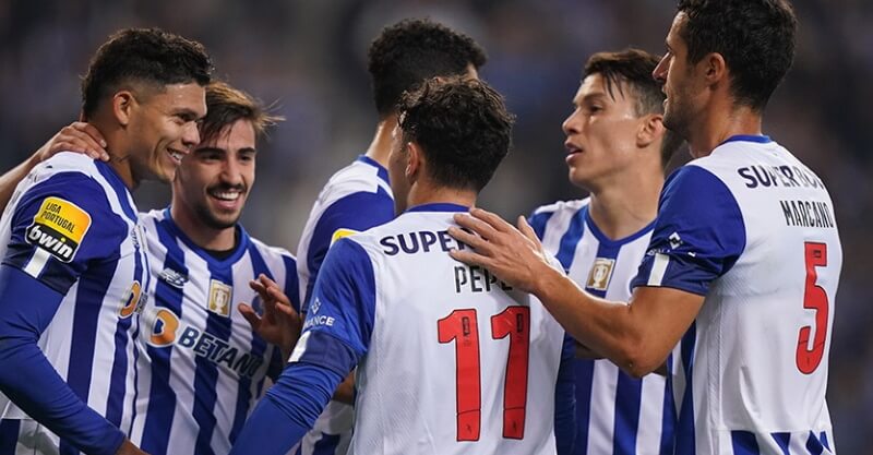 Jogadores do FC Porto celebram golo apontado ao P. Ferreira