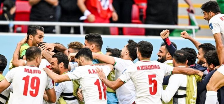 Jogadores do Irão celebram vitória sobre o País de Gales