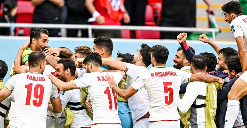Jogadores do Irão celebram vitória sobre o País de Gales