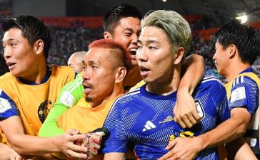 Jogadores do Japão celebram golo da vitória sobre a Alemanha