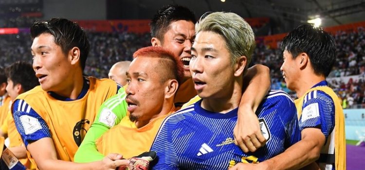 Jogadores do Japão celebram golo da vitória sobre a Alemanha