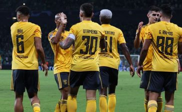 Jogadores do Benfica festejam golo ao Maccabi Haifa