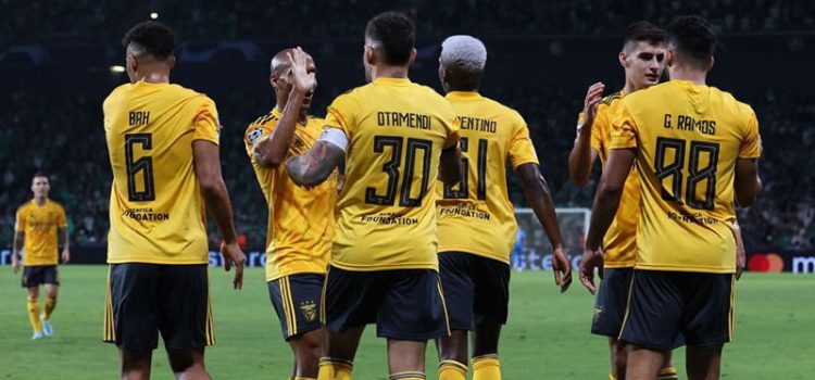 Jogadores do Benfica festejam golo ao Maccabi Haifa