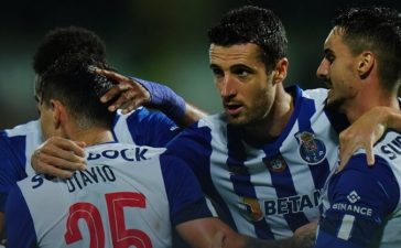 Jogadores do FC Porto celebram golo de Iván Marcano no Mafra-FC Porto